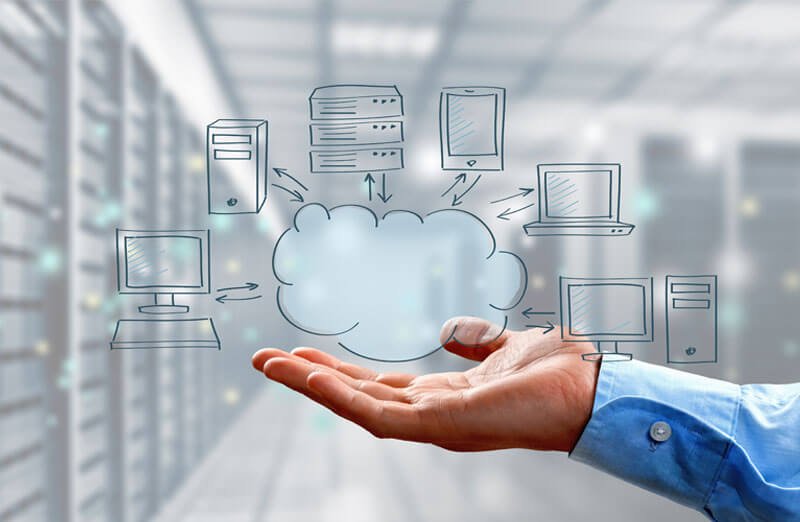 Ein konzeptionelles Bild, das eine Vielzahl von Computereinheiten wie Desktops, Laptops, Server und mobile Geräte zeigt, die durch ein zentrales Cloud-Symbol miteinander verbunden sind. Es symbolisiert die Integration von Cloud-Hosting-Diensten in die Geschäftstechnologie-Infrastruktur. Perfekt für Unternehmen, die zuverlässige und skalierbare Business-Hosting-Lösungen suchen.