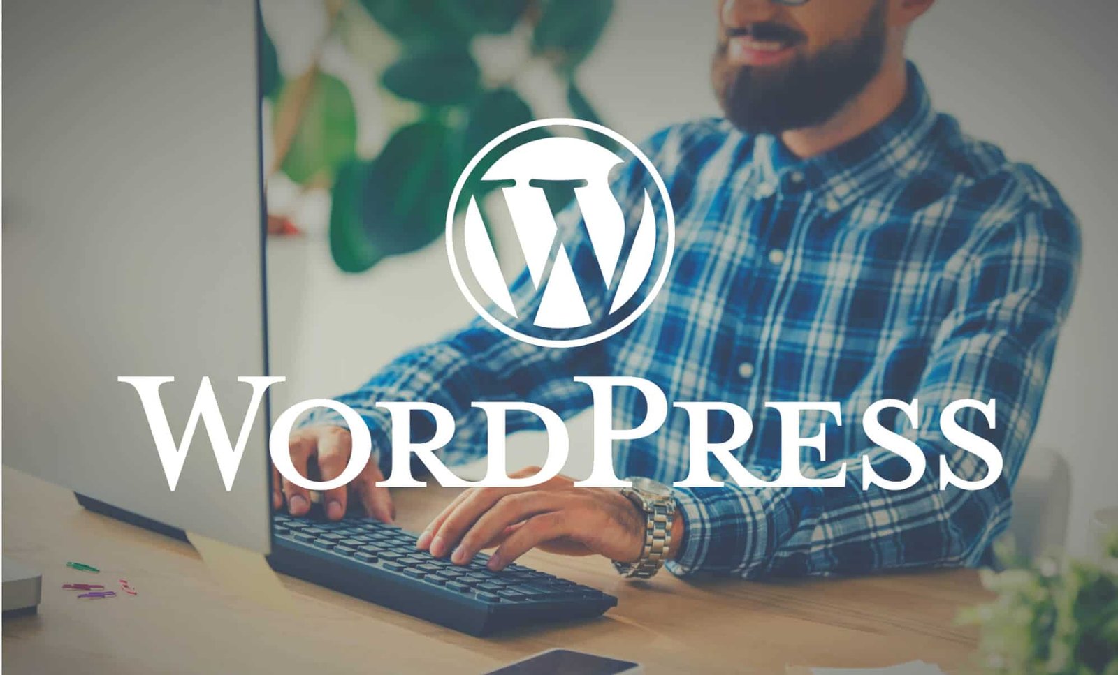 Ein Mann in einem karierten Hemd arbeitet an einem Laptop mit dem sichtbaren WordPress-Logo auf dem Bildschirm. Dieses Bild steht für die Benutzerfreundlichkeit und Flexibilität von WordPress, der weltweit führenden Plattform für das Webhosting und die Erstellung von Webseiten. Es betont die Bedeutung von WordPress für Entwickler und Content-Manager, die eine leistungsstarke und anpassungsfähige Website-Lösung suchen.